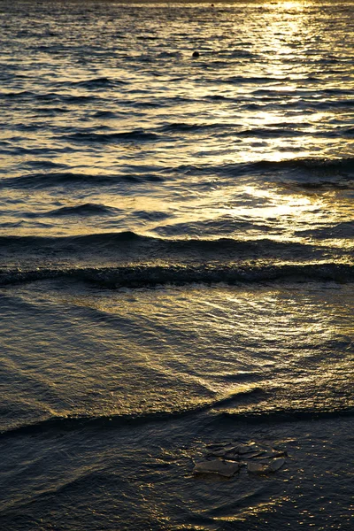 Тао залив золотисто-оранжевой линии воды — стоковое фото