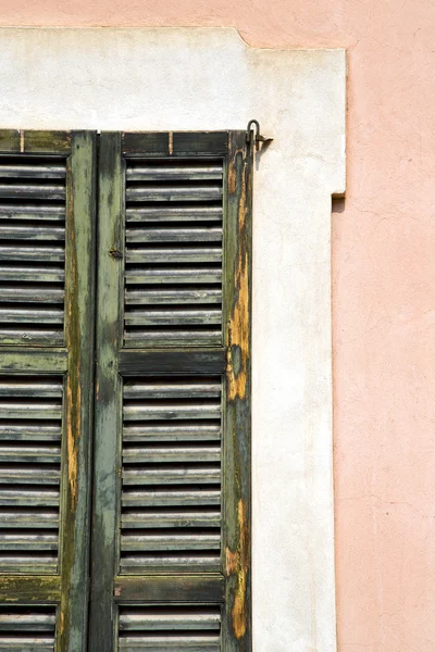 Finestra varese giornata di sole legno veneziano cieco nel — Foto Stock