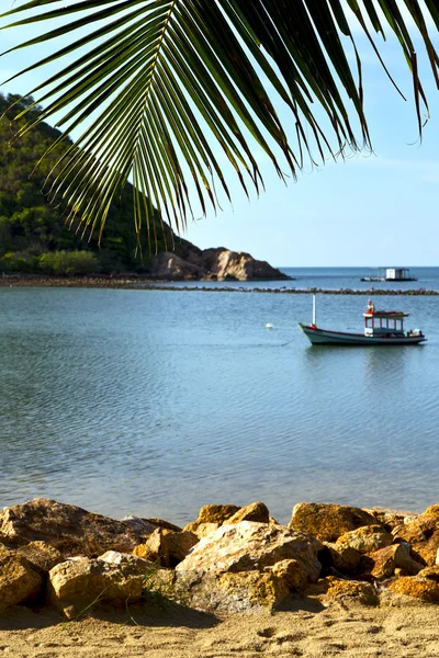 Ázsia strand sziklák pirogue palm és a dél-kínai-tenger — Stock Fotó