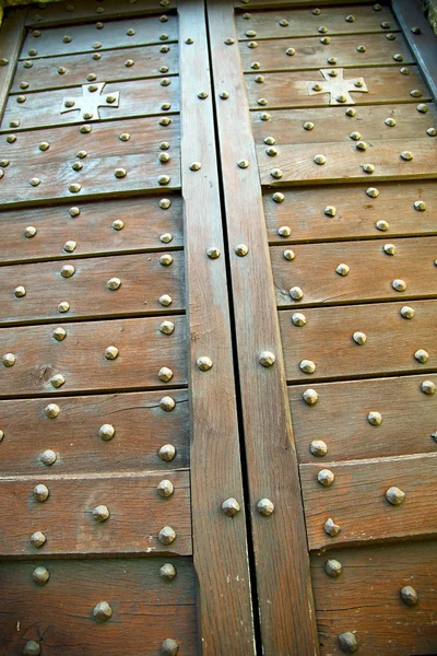 Croce arsago seprio ottone marrone in una porta curch italia — Foto Stock