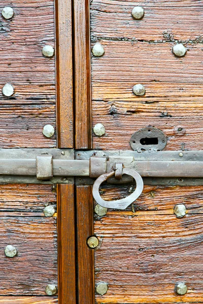 Italia parche lombardía cruz castellanza r curch madera cerrada — Foto de Stock