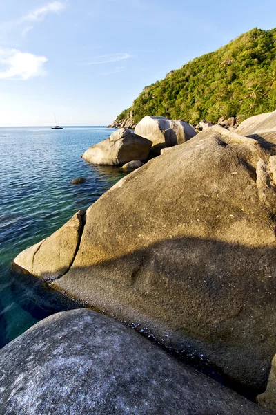 Piedra en tailandia bahía kho tao abstracto de una laguna azul sur —  Fotos de Stock