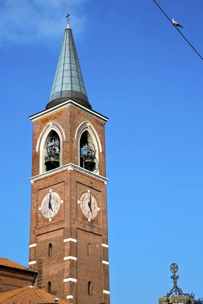 在意大利墙瓦和教堂的塔钟阳光灿烂的日子 — 图库照片