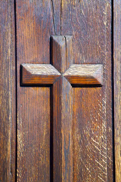 Σε μια πόρτα εκκλησίας κλειστή ξύλινη Λομβαρδία της Ιταλίας — Φωτογραφία Αρχείου