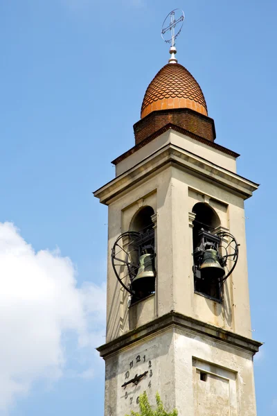 Villa cortese Italien kyrkliga solig dag ökade windo — Stockfoto