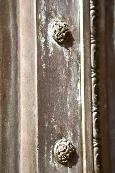 Busto oxidado latón marrón cerrado madera italia lombardía — Foto de Stock