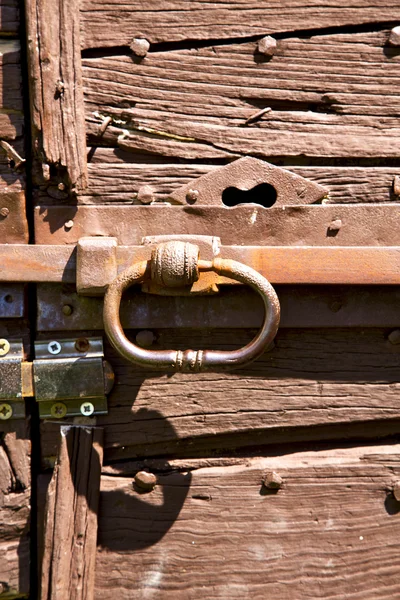 Egy ajtó csempéit Crugnola absztrakt zárt fa Olaszország Lombardia — Stock Fotó