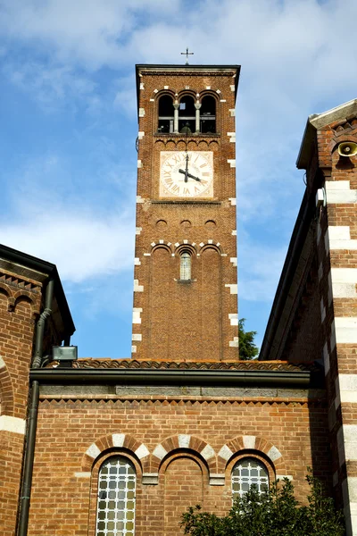 Legnano vieux résumé dans le mur et clocher de l'église jour — Photo