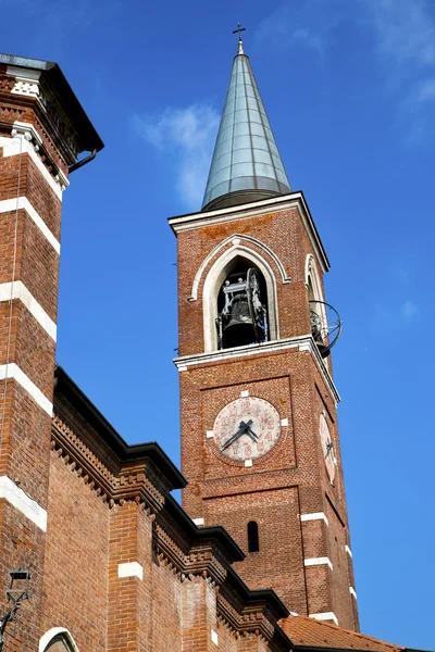 इटली मध्ये वारानो बुर्जी जुन्या गोषवारा भिंत चर्च टॉवर — स्टॉक फोटो, इमेज
