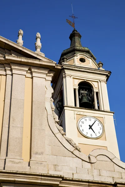 Castano primo zdi a věže kostela zvon slunečný den — Stock fotografie