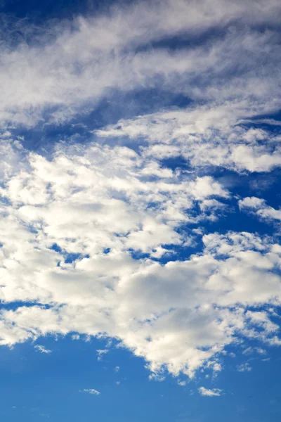 В Аціоціо Ломбардія кукуді небо і сонячний промінь — стокове фото