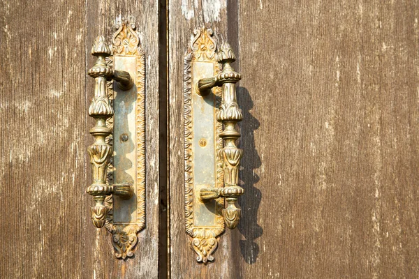 Lentate ottone arrugginito astratto bussare marrone in una porta — Foto Stock