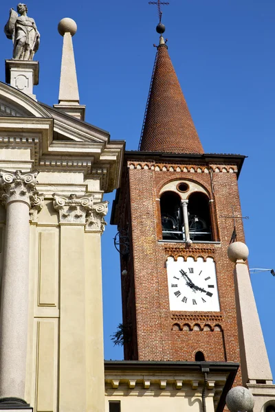 Busto   wall  and church tower   sunny day — Stock Photo, Image