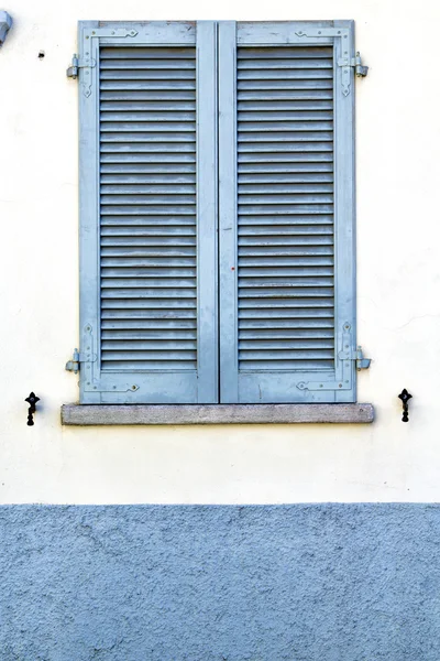 Серое окно виладосия ослепла в бетонном кирпиче — стоковое фото