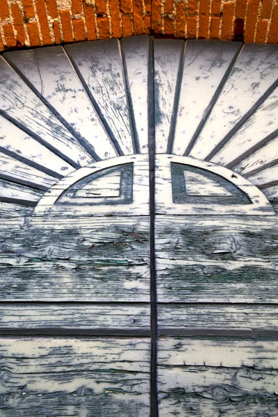 Sumirago curch streszczenie drzwi zamknięte drewna Włochy Lombardia — Zdjęcie stockowe
