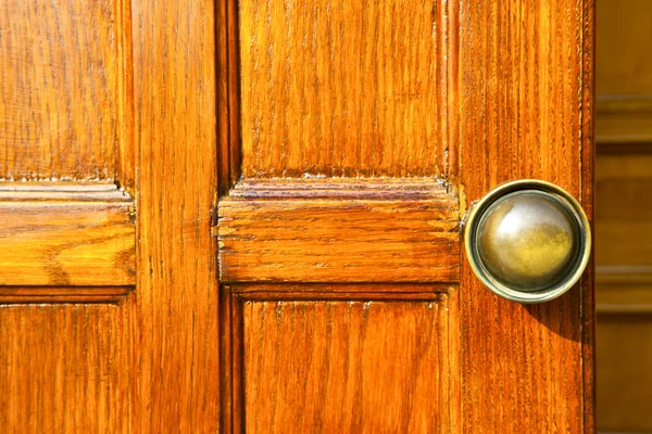 A porta enferrujada taino curch madeira fechada itália lombardia — Fotografia de Stock