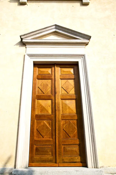 Il ternate ottone arrugginito marrone bussare curch porta chiuso in legno — Foto Stock