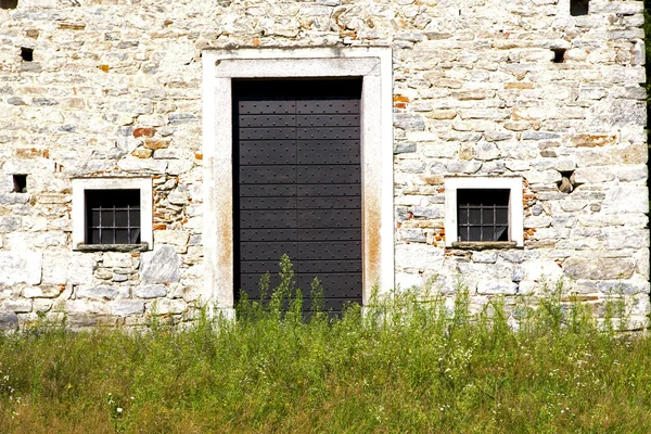 Çim seprio kapı çinilerini ahşap İtalya lombardy kapalı — Stok fotoğraf