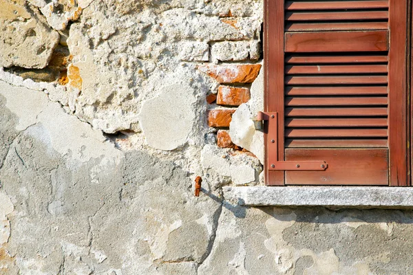 Red window  varano  concrete  brick — Stock Photo, Image