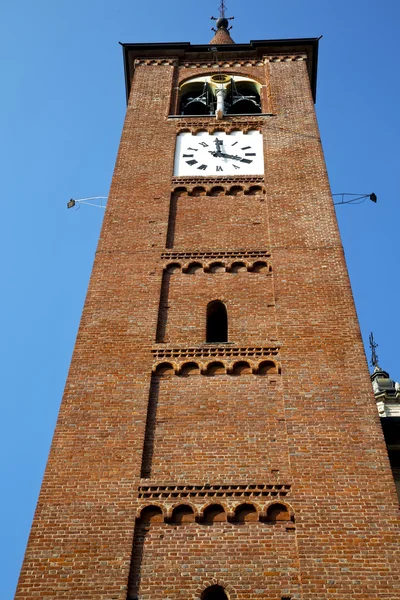 Busto em itália a parede e torre da igreja sino dia ensolarado — Fotografia de Stock