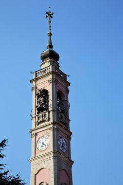 Gorla İtalya'da duvar ve kilise kule çan güneşli bir gün