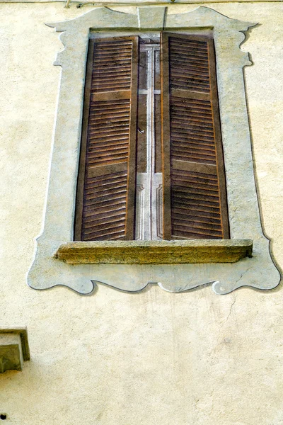 Ventana gris jerago palacios madera veneciana ciega en el hormigón —  Fotos de Stock