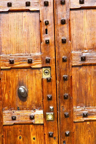 En latón oxidado legnano golpeador marrón una puerta — Foto de Stock