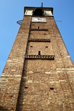 mozzate duvar ve kilise kule çan güneşli bir günde  