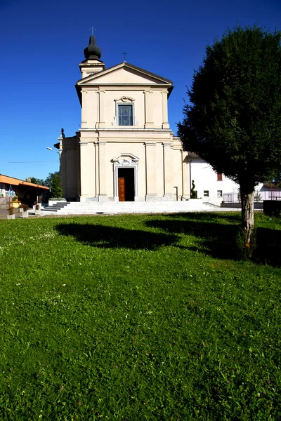 Casorate sempione al campo na grama velha — Fotografia de Stock