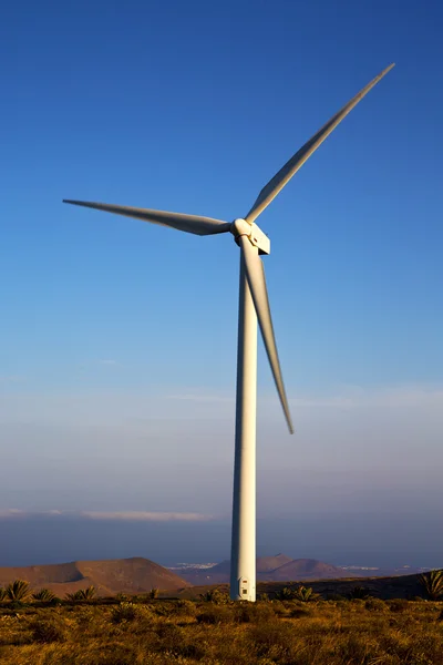 Spanien turbiner och himlen i isle of lanzarote — Stockfoto