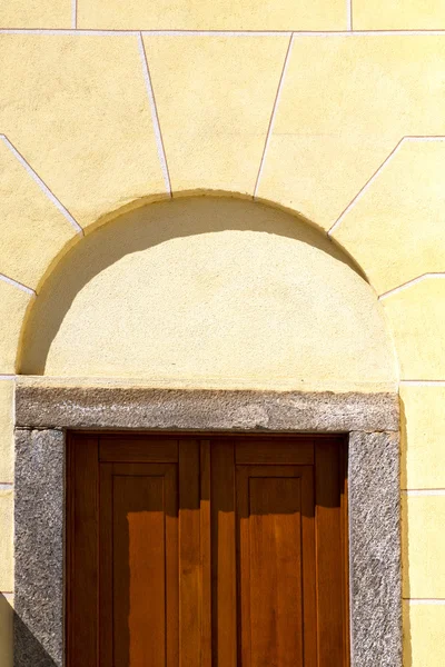 Renate abstraktní dveře kostel uzavřen dřevo Itálie Lombardie — Stock fotografie