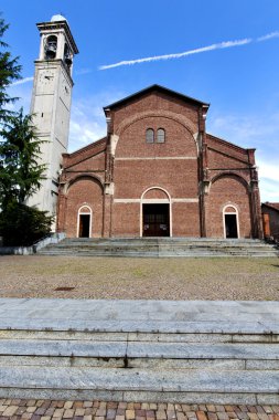 Cardano al campo için yapılan eski kilise tuğla kule sidewa kapalı