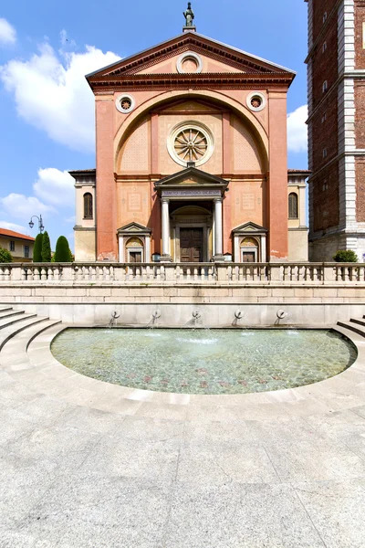 I legnano gamla kyrkan stängd fontänen — Stockfoto