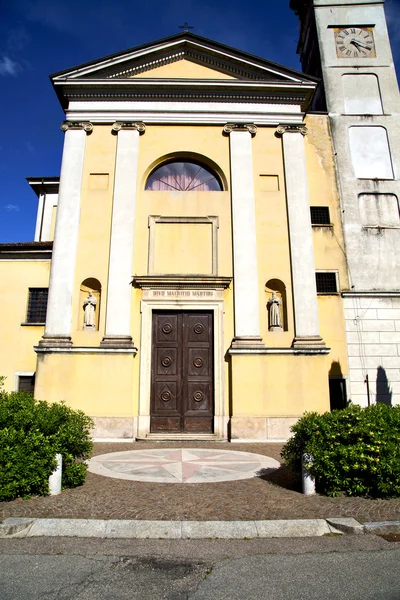 I solbiate arno gamla kyrkan stängd tegel tornet trottoaren — Stockfoto