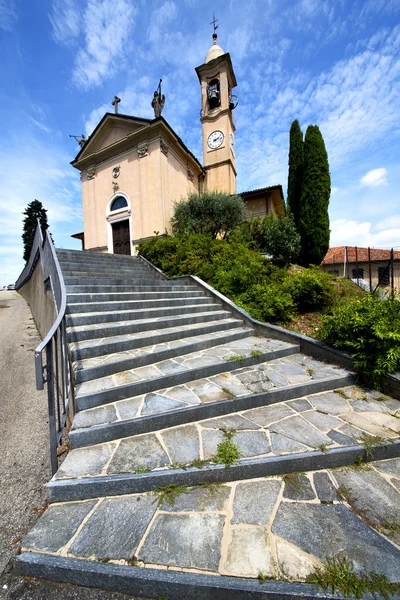 Iglesia en la vieja torre de ladrillo cerrada jerago acera italia — Foto de Stock