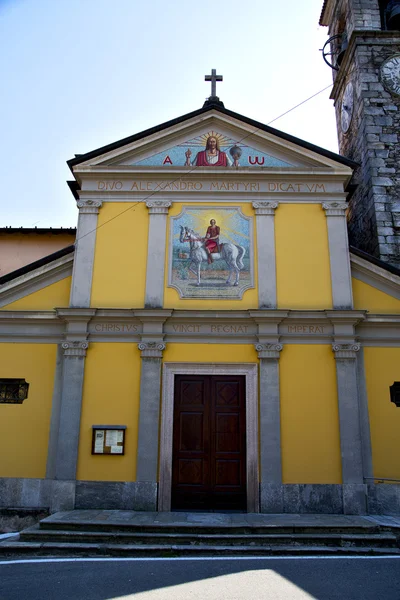 Igreja no mornago velho tijolo fechado calçada itália — Fotografia de Stock
