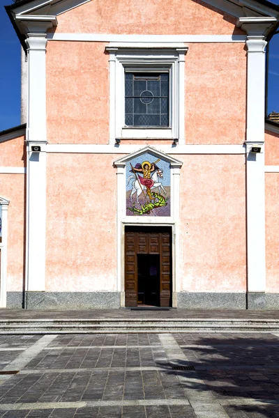 Igreja no mornago velho tijolo fechado torre calçada ital — Fotografia de Stock