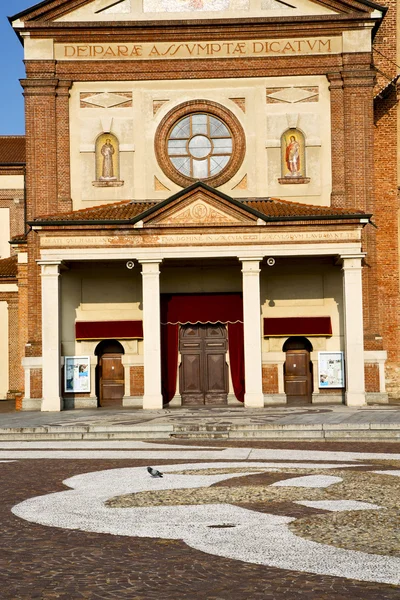 Iglesia en el parabiago antigua torre de ladrillo cerrada —  Fotos de Stock