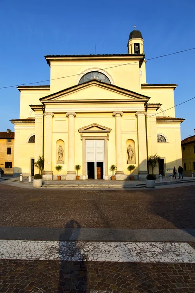 Église dans le robecchetto vieux trottoir fermé de tour de brique — Photo