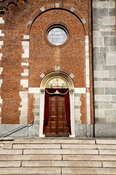 Church  in  the samarate   old   closed brick tower — Stock Photo, Image