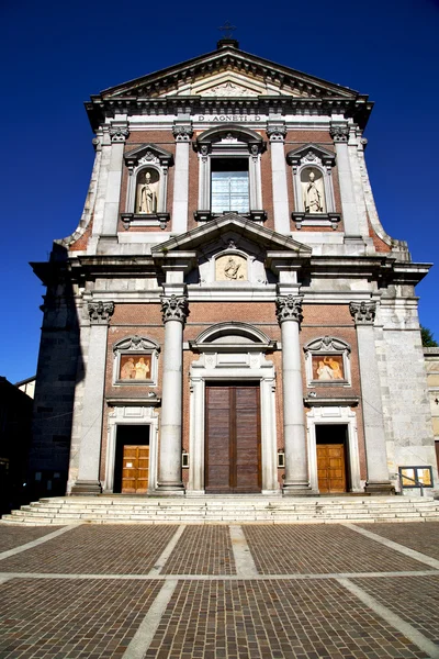 Iglesia en el somma lombardo antigua torre de ladrillo cerrada sidewal — Foto de Stock