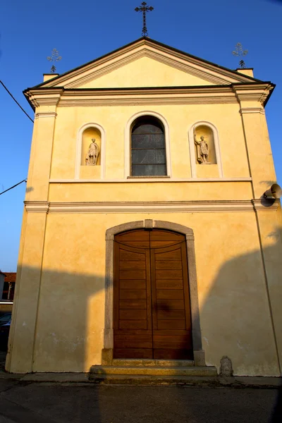 Kerk in de somma lombardo oude gesloten bakstenen toren sidewal — Stockfoto