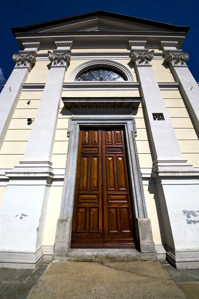 Церковь в Сумираго закрыта кирпичный тротуар итальянский lombar — стоковое фото