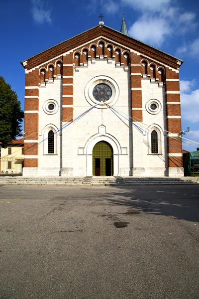 Kyrkan i varano borghi gamla slutna tower trottoaren ita — Stockfoto