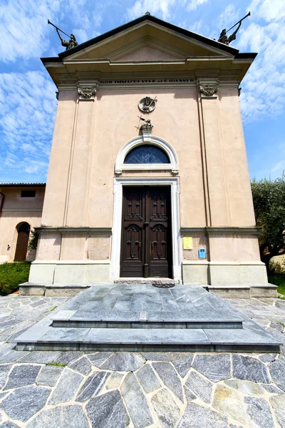 Lombardía en la vieja iglesia jerago cerrado torre de ladrillo — Foto de Stock