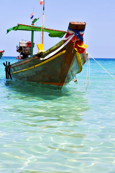 Boot prow Azië in de kho tao baai eiland witte strand rotsen — Stockfoto