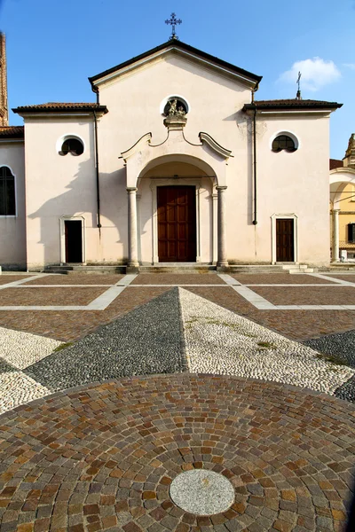 Kościół w mozzate starej zamkniętej wieży chodniku lombar — Zdjęcie stockowe