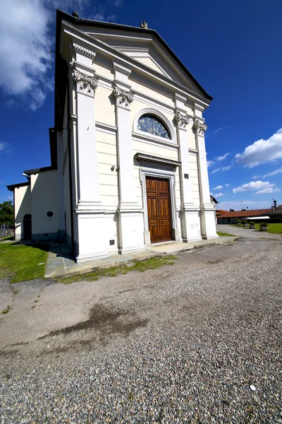 Церковь в Сумираго закрыта кирпичной башней тротуар Италии — стоковое фото