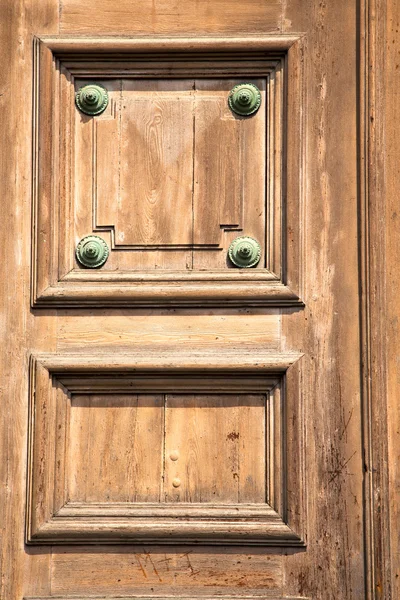 In pozzolo solitario arrugginito ottone marrone battente — Foto Stock