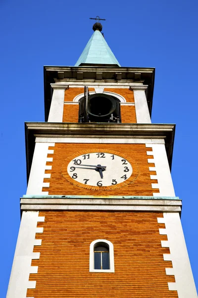 Olgiate 墙和教堂的塔钟阳光灿烂的日子 — 图库照片